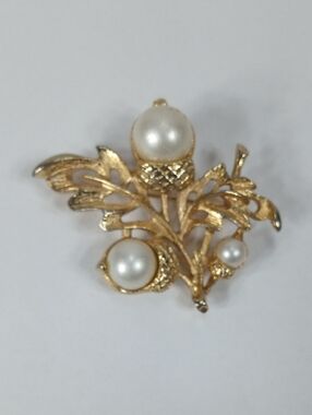 Vintage AvonGold Faux Pearl Brooch - Elegant Women’s Jewelry